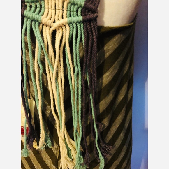 Gimmicks NWT Open weave yarn yoke and fringe tank - Picture 5 of 6